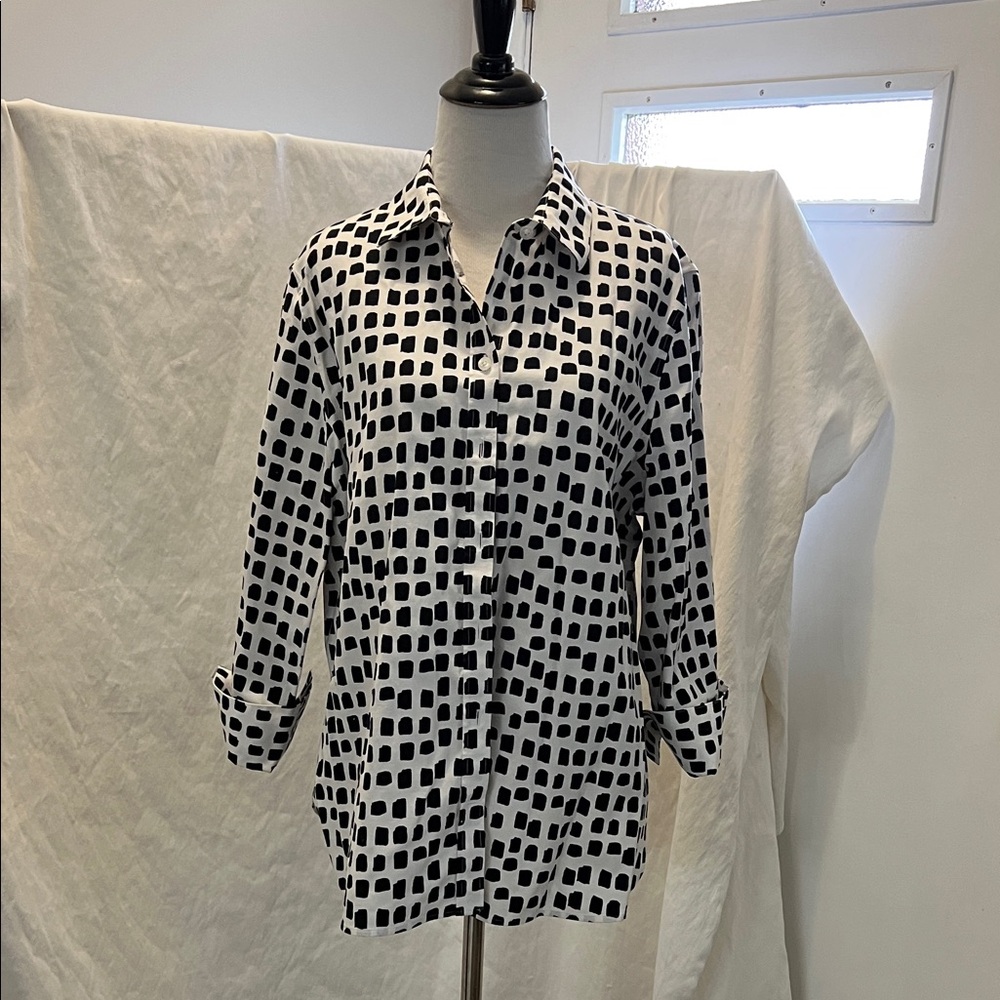 Chico’s 3/4 sleeve Black and White graphic Button-Up Shirt size 2.5